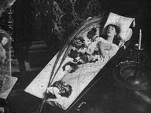 jpg_sarah-bernhardt-in-her-coffin.jpg