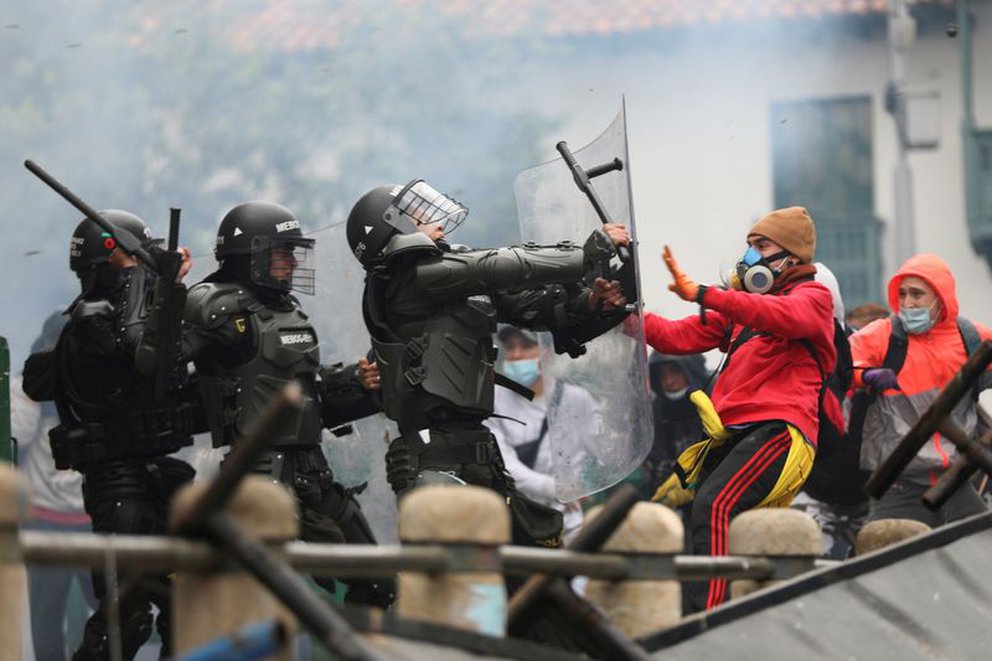 Imagen de archivo de enfrentamientos entre manifestantes y policías en Bogotá, Colombia. 28 abril 2021. REUTERS/Luisa González